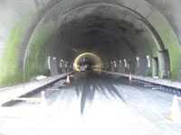 中間層舗装が終わった状態のトンネル…