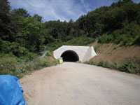 山の中にぽつんとトンネル